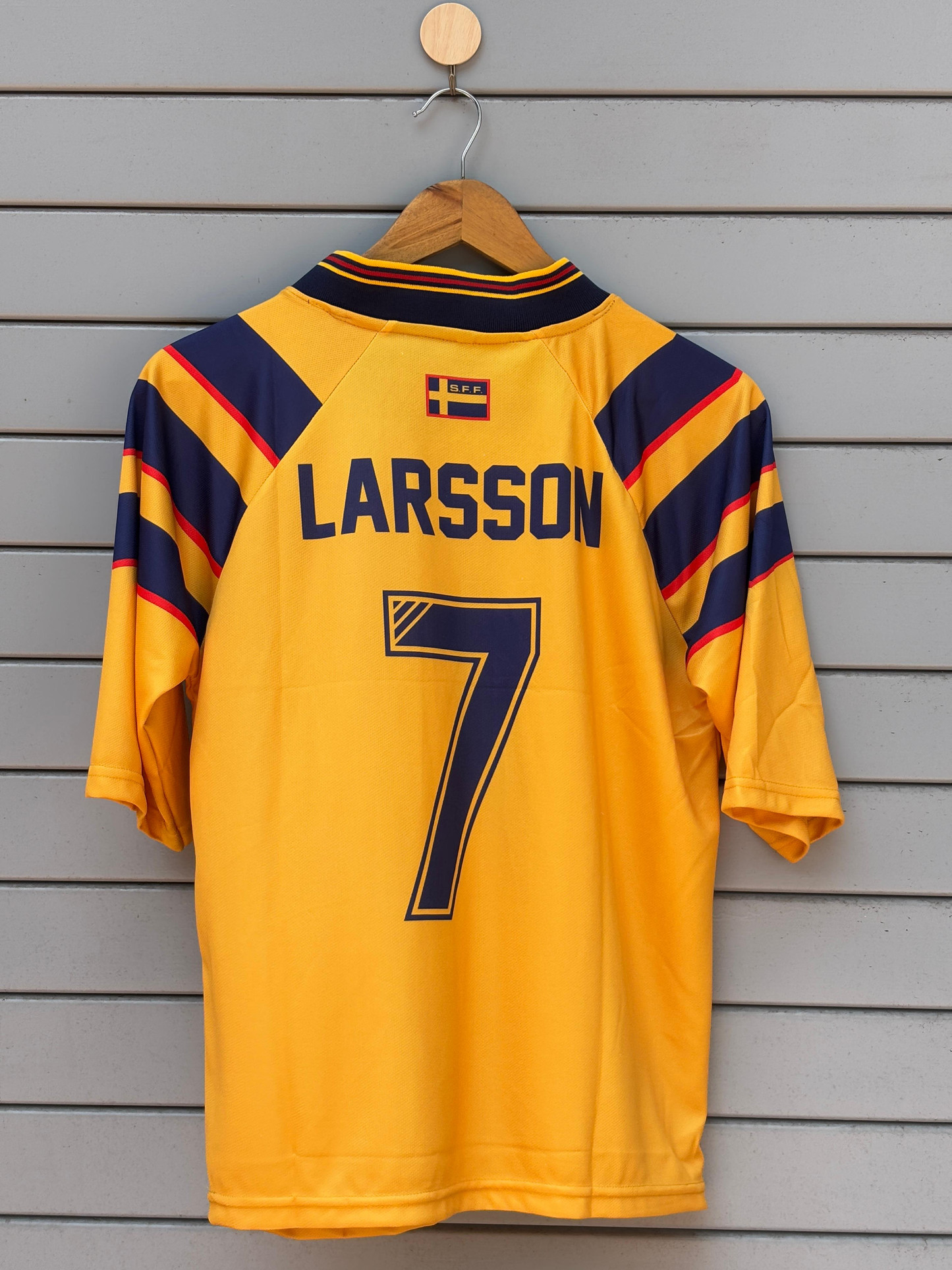 LARSSON SWEDEN SIGNATURE COLLRR WITH FIVE SLEEVE